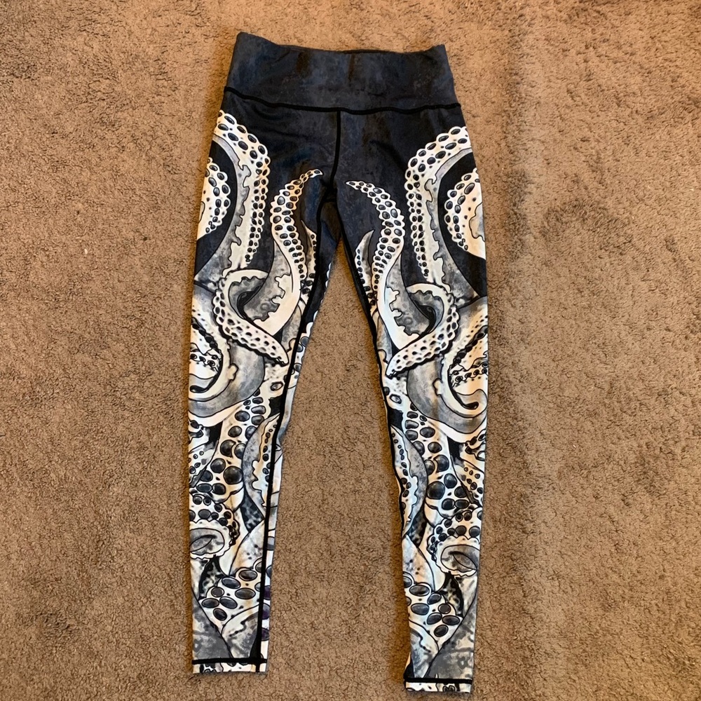 Athletic patterned leggings